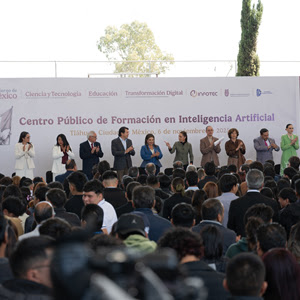 La Presidenta de México, Claudia Sheinbaum, y representantes de AMITI en el lanzamiento del Centro Público de Formación en Inteligencia Artificial