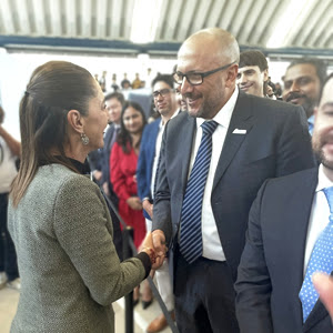 Representantes de AMITI y del sector público saludan a líderes empresariales durante el evento del Centro Público de Formación en Inteligencia Artificial